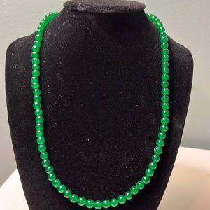 N63. Vibrant green beaded necklace.